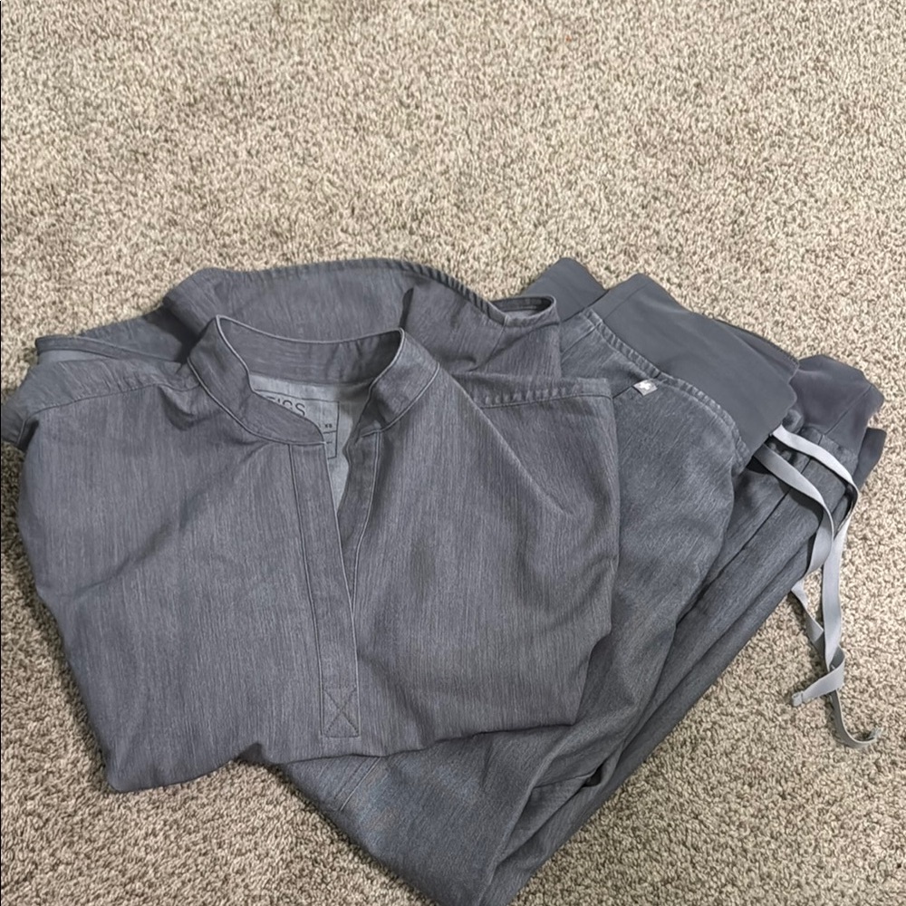 Figs Gray Scrub Set (XS top, small bottoms)